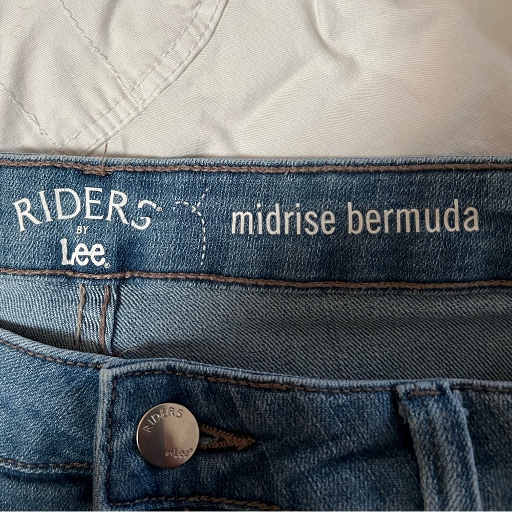 Riders By Lee Women’s Mid Rise Bermuda Jean Shorts, EUC, Size 16 - Picture 5 of 7